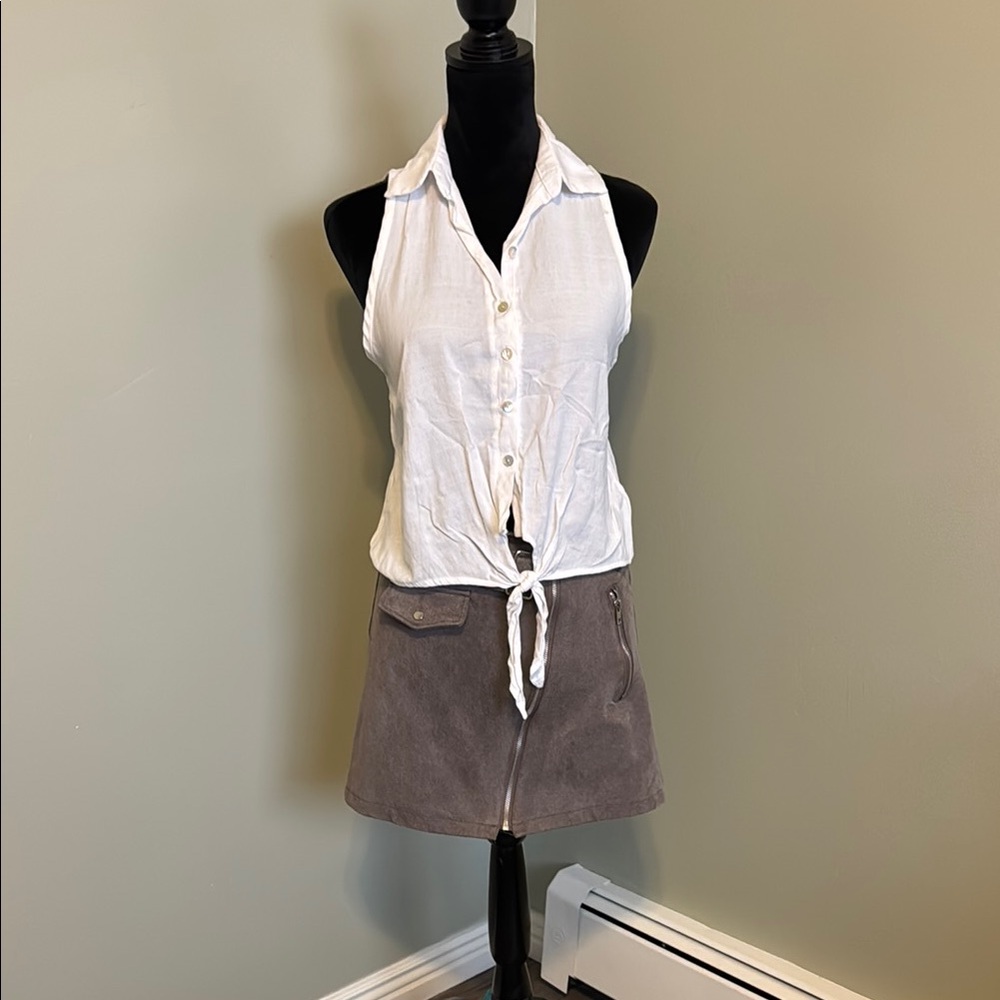 Blush Boutique - White Sleeveless Button-Up Top with Brown Zip up  Skirt - M